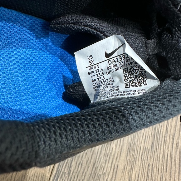 Nike. Kids indoor soccer cleats. Youth size 5 - Picture 5 of 5